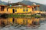 1BBU-0330; 4288 x 2848 pix; Azja, Indie, Srinagar, jezioro Dal, dom na odzi