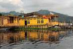 1BBU-0340; 4288 x 2848 pix; Azja, Indie, Srinagar, jezioro Dal, dom na odzi