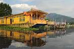 1BBU-0350; 4160 x 2763 pix; Azja, Indie, Srinagar, jezioro Dal, dom na odzi
